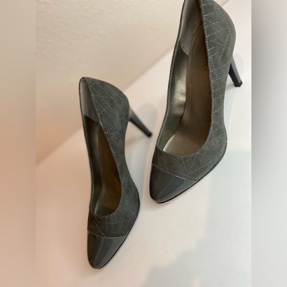 Tahari~Gray Patent Leather & Suede Pump Heels~Stitching Detail~Cap Toe~Size 6M